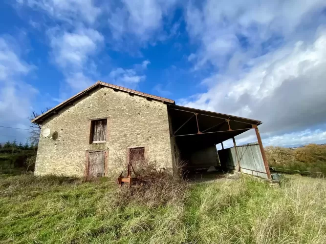 Farm, 28 hectares land, farmhouse,  barns,  Bellac, France