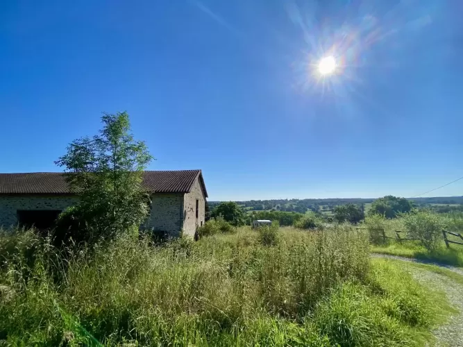 Farm, 28 hectares land, farmhouse,  barns,  Bellac, France