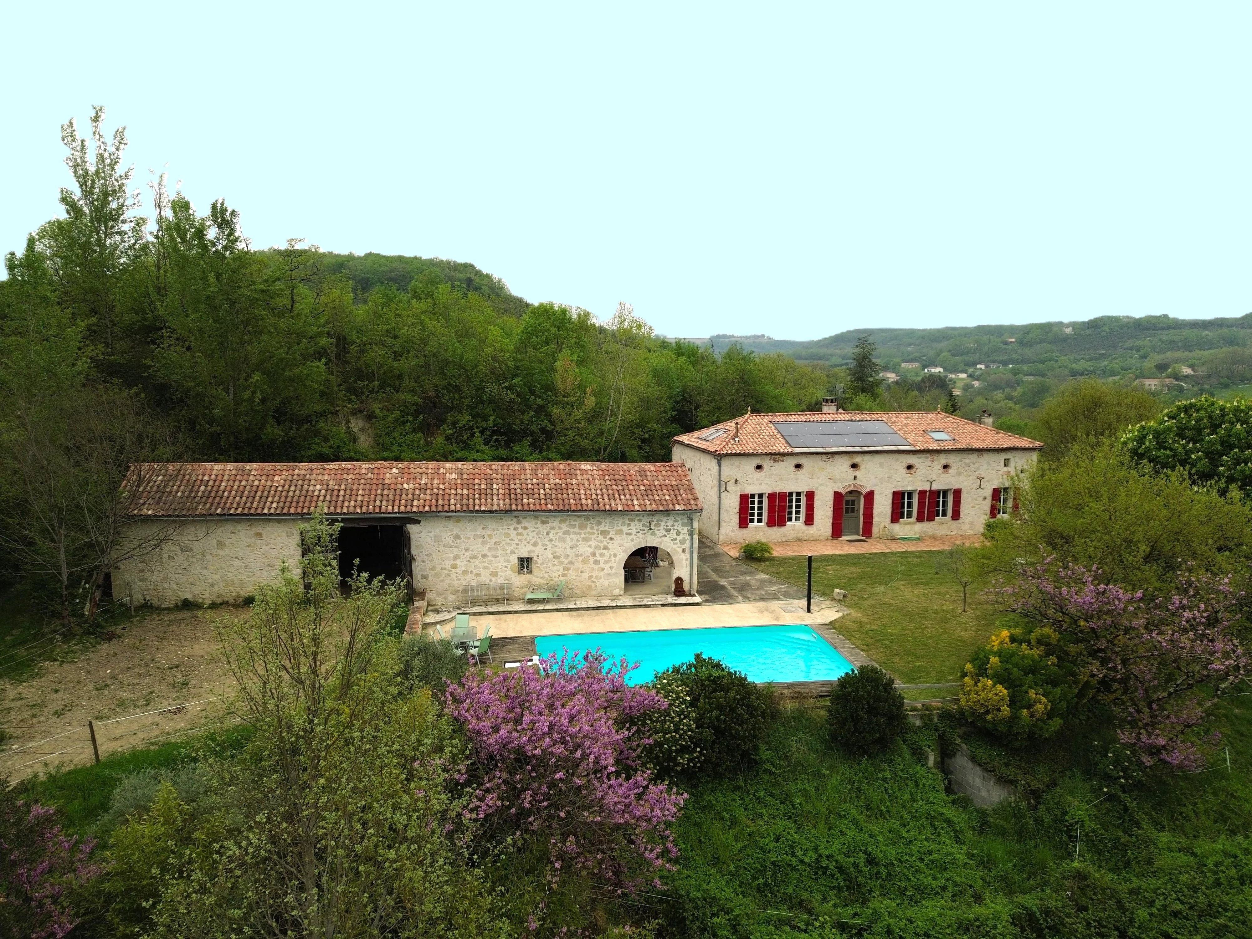 Equestrian property with 14 ha, guest house and pool